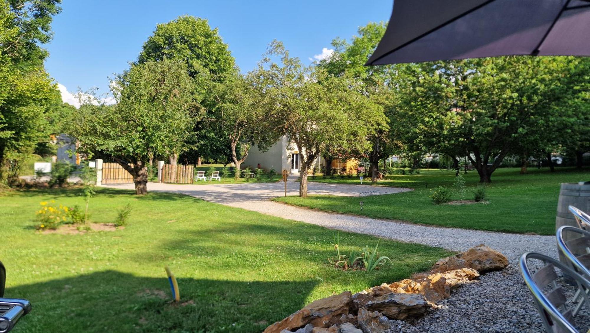 Gite L'Enclos O Rendez-Vous Roquefeuil-Pays De Sault- Avec Jardin Extérieur photo